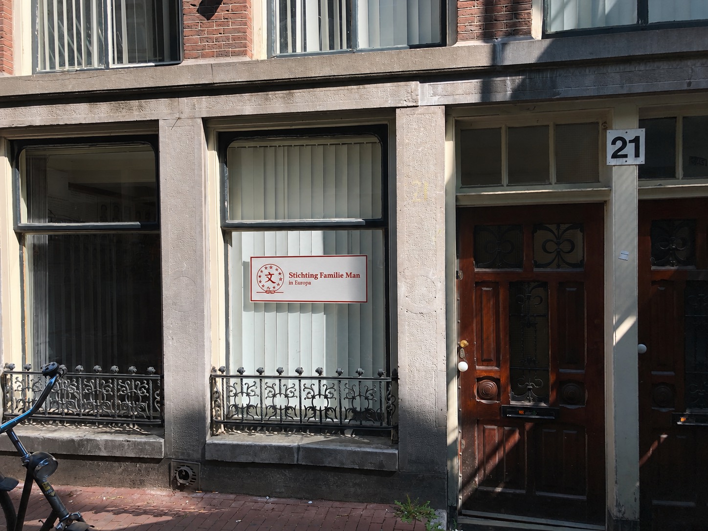 Het clubhuis aan de Binnen Bantammerstraat 21, met het naambord van Stichting Familie Man in Europa achter het raam